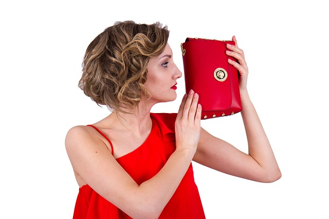 žena, červené šaty, červená kabelka