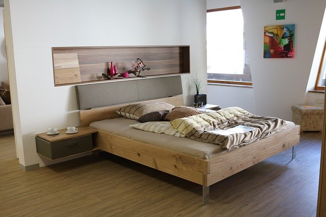 ložnice s dřevěným nábytkem